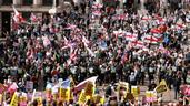 Cientos de manifestantes contra la inmigraci&oacute;n marchan en el sur de Inglaterra
