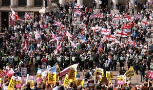Cientos de manifestantes contra la inmigración marchan en el sur de Inglaterra