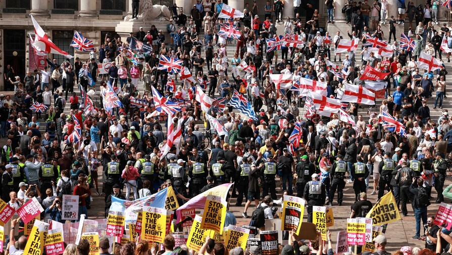 Cientos de manifestantes contra la inmigración marchan en el sur de Inglaterra