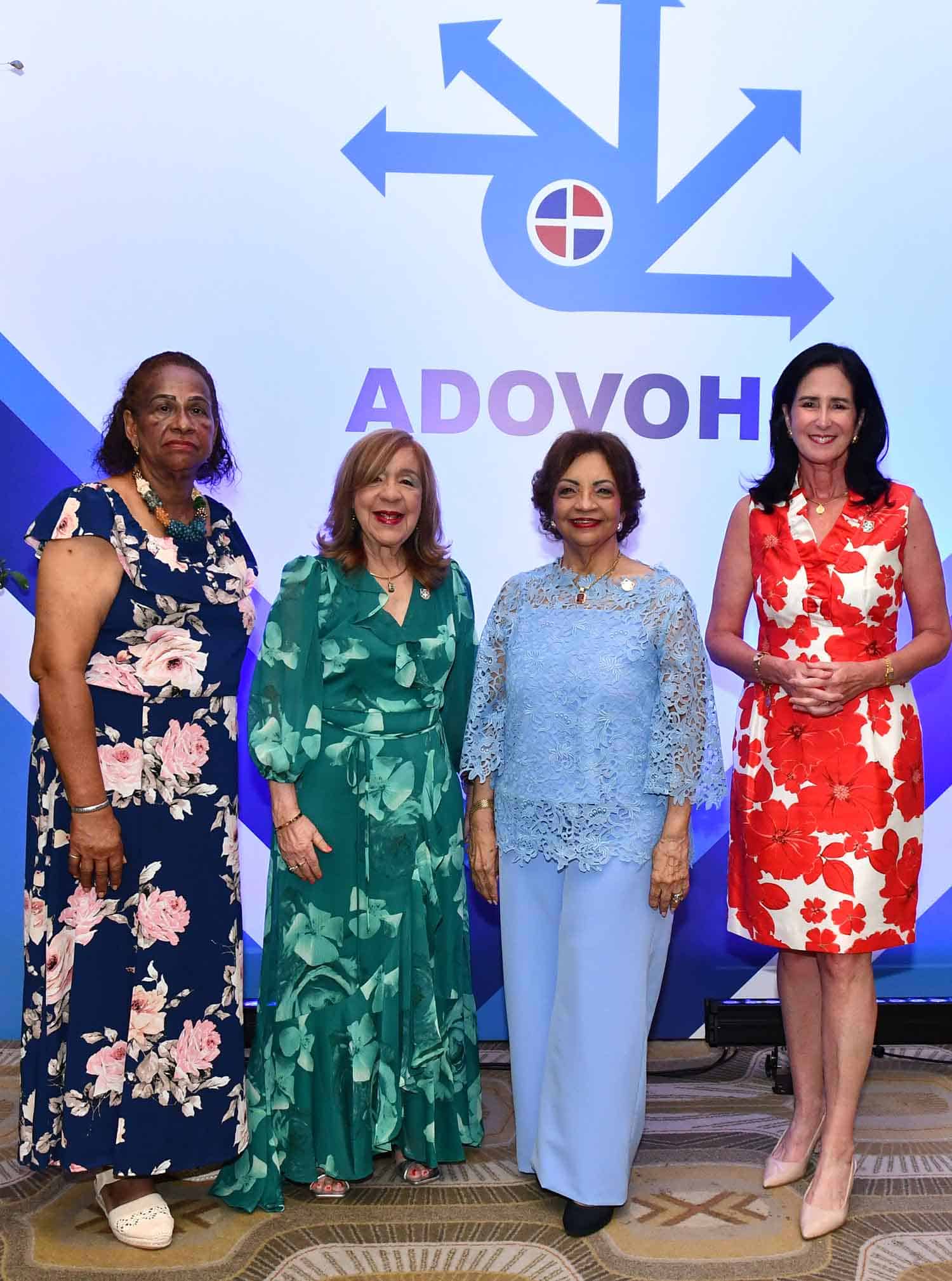 Angélica Benítez de Ginebra, Presidenta Adovohs juntos a las demás damas reconocidas Reyna Milagros Thilman Acosta, Sofía Rojas Goico y Julia María  Guerra de Oller.