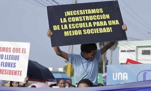 Residentes de Las Flores marchan para exigir terrenos para construcci&oacute;n de escuela