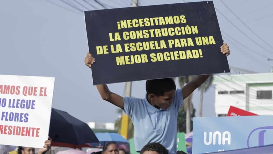 Residentes de Las Flores marchan para exigir terrenos para construcción de escuela Residentes de Las Flores marchan para exigir terrenos para construcción de escuela