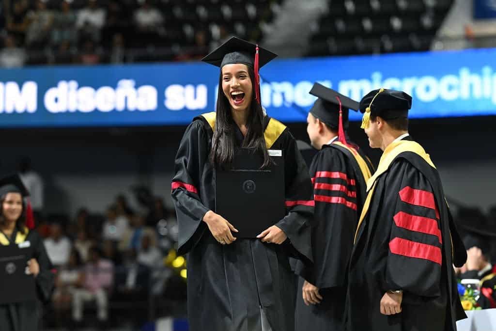 Parte de los nuevos profesionales graduados