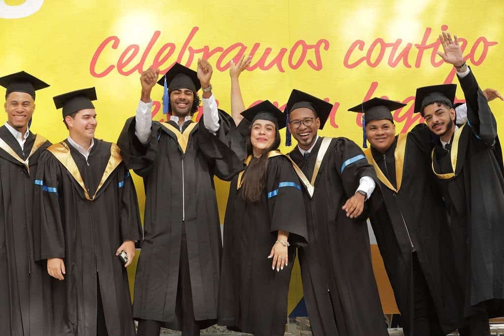 Parte de los nuevos profesionales graduados