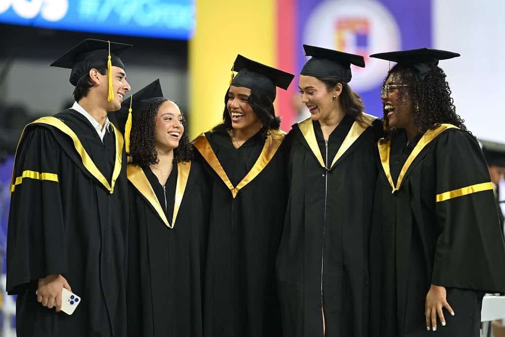 Parte de los nuevos profesionales graduados