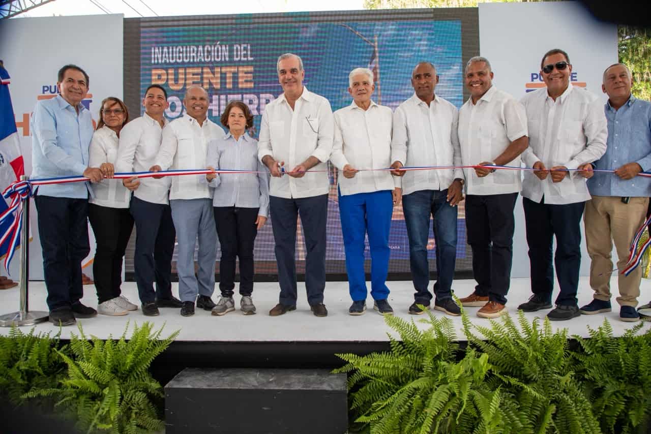 Presidente Abinader mientras cortaba la cinta para hacer oficial la inauguración de la obra.<div>Junto a él figuran otras personalidades</div>
