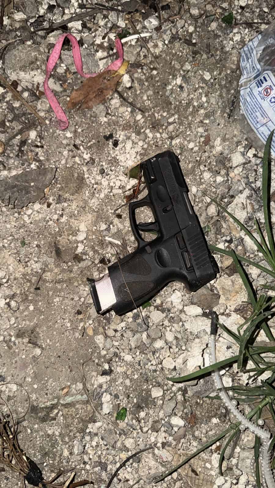 Una de las armas incautada por las autoridades