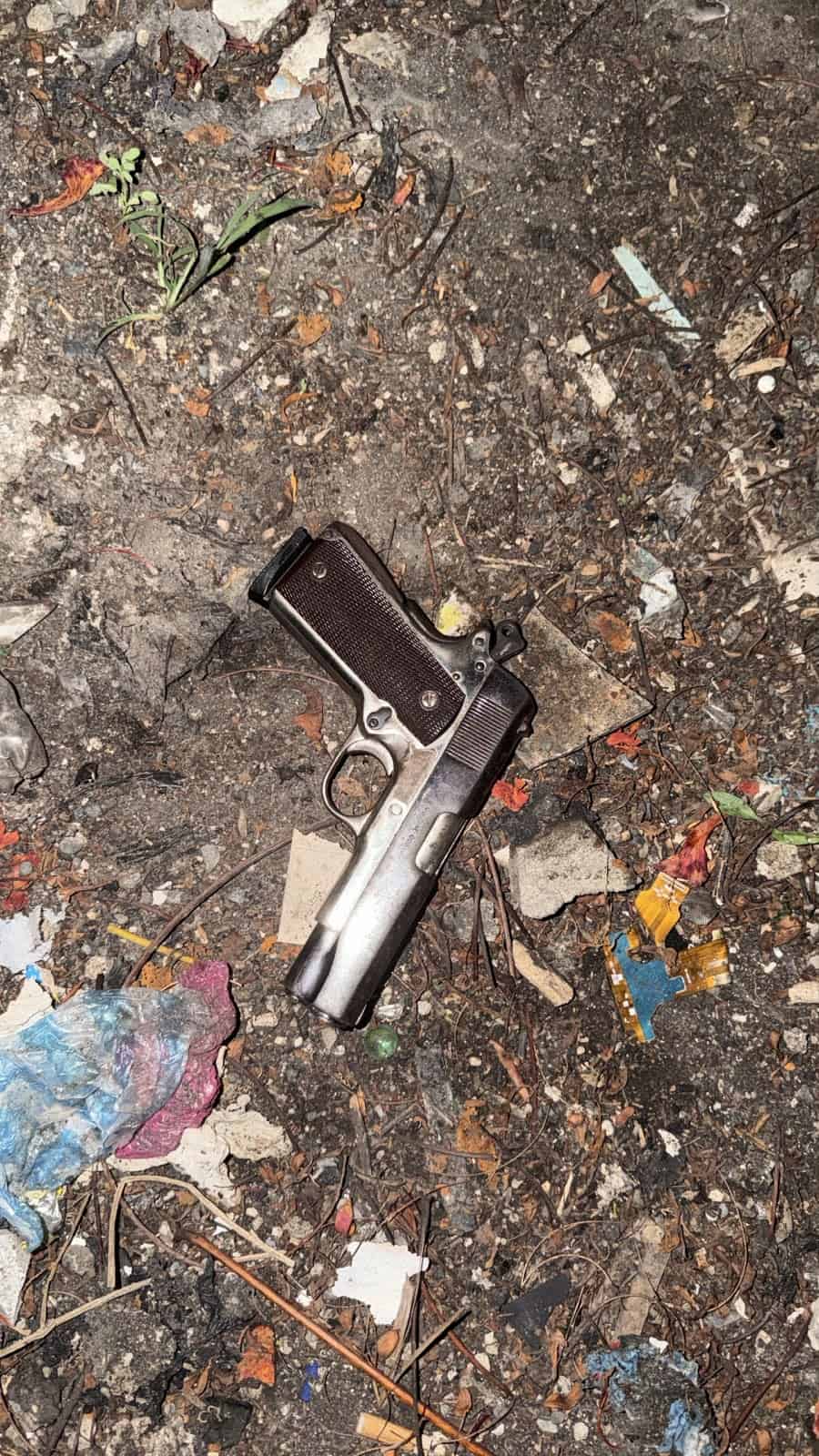 Una de las armas incautada por las autoridades