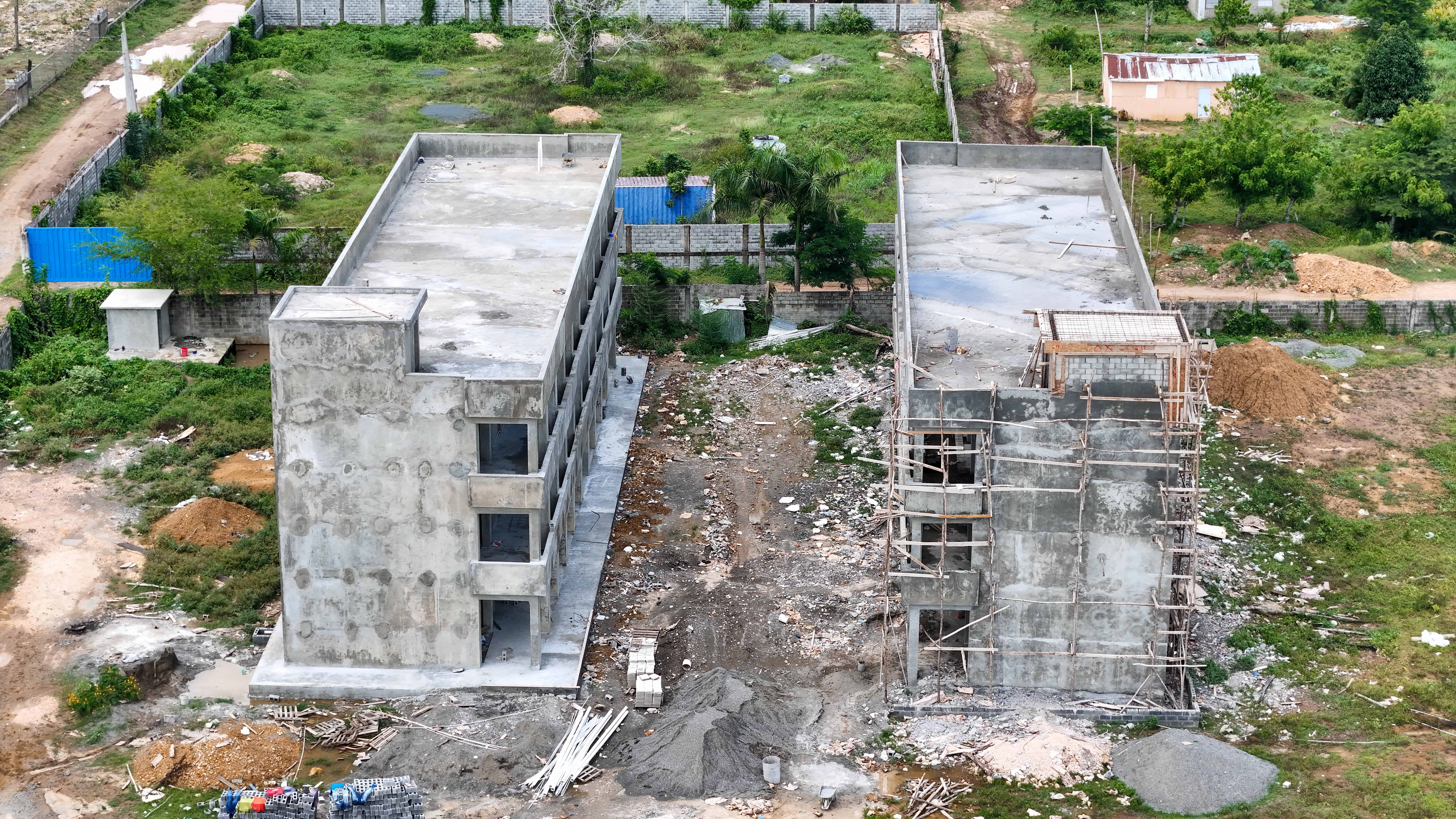 El liceo de Los Peralejos se comenz&oacute; a construir en el 2012 y no se termina.&nbsp;