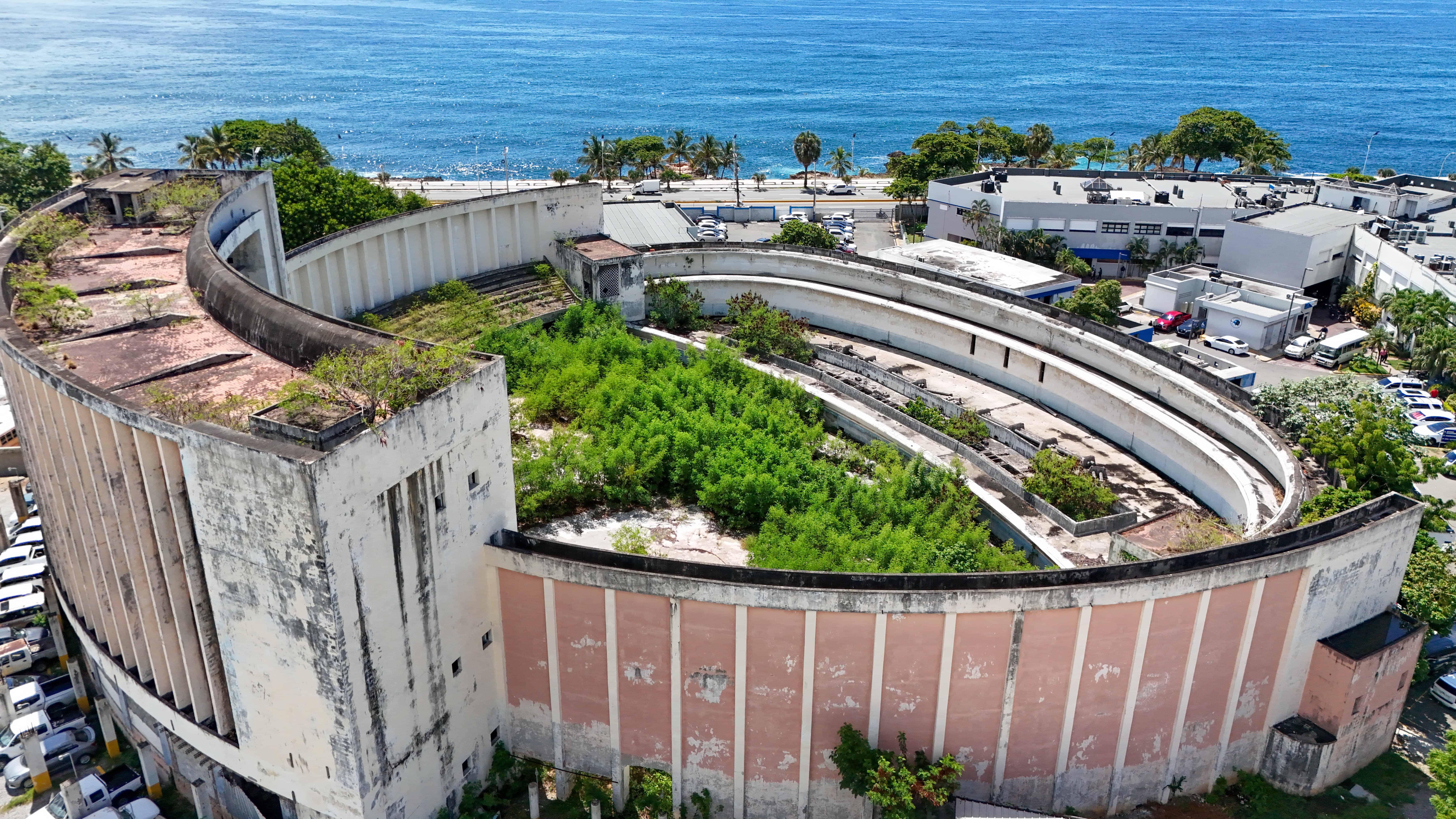 El hist&oacute;rico Teatro Agua y Luz cubierto de maleza.