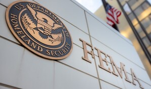 Jueza de EE. UU. declara ilegal el plan para recortar 50 % del personal del fondo de desastres