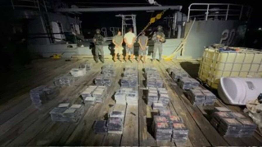 Apresan tres extranjeros con 595 paquetes de presunta cocaína en las costas de Baní Apresan tres extranjeros con 595 paquetes de presunta cocaína en las costas de Baní