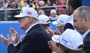 Trump aparca la pol&iacute;tica y asiste a un torneo de golf en su &uacute;ltimo d&iacute;a de viaje a Irlanda