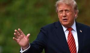 Trump promete eliminar los aranceles al whisky irland&eacute;s durante su visita a Irlanda