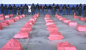 Honduras decomisa 1.6 toneladas de cocaína en aguas del Caribe