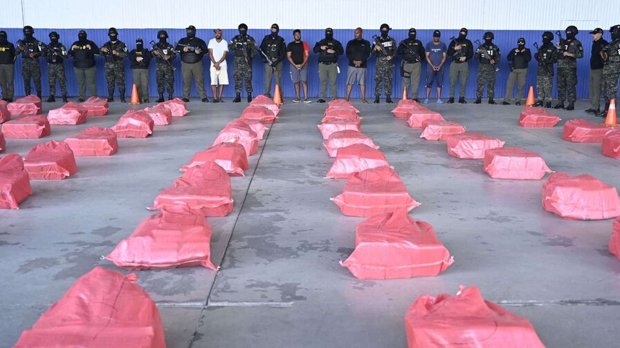 Honduras decomisa 1.6 toneladas de cocaína en aguas del Caribe Honduras decomisa 1.6 toneladas de cocaína en aguas del Caribe