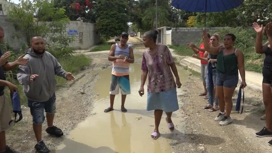 Residentes de La Ureña protestan por el deterioro de sus calles y exigen su arreglo Residentes de La Ureña protestan por el deterioro de sus calles y exigen su arreglo