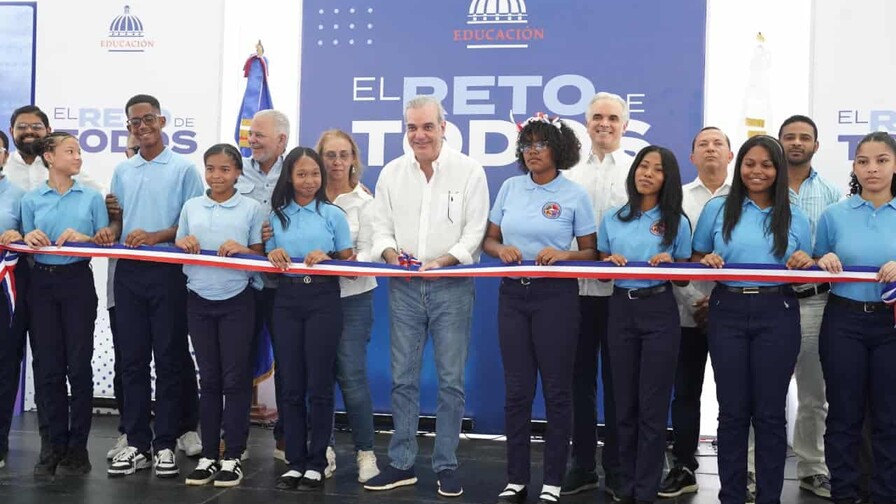 Presidente Abinader inaugura techado en Cambita Garabito que beneficiará a más de 700 estudiantes Presidente Abinader inaugura techado en Cambita Garabito que beneficiará a más de 700 estudiantes