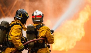 Unas 700 personas son evacuados por un gran incendio forestal en la isla croata de Brac