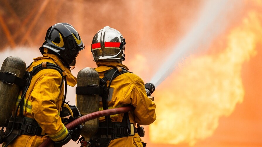 Unas 700 personas son evacuados por un gran incendio forestal en la isla croata de Brac Unas 700 personas son evacuados por un gran incendio forestal en la isla croata de Brac