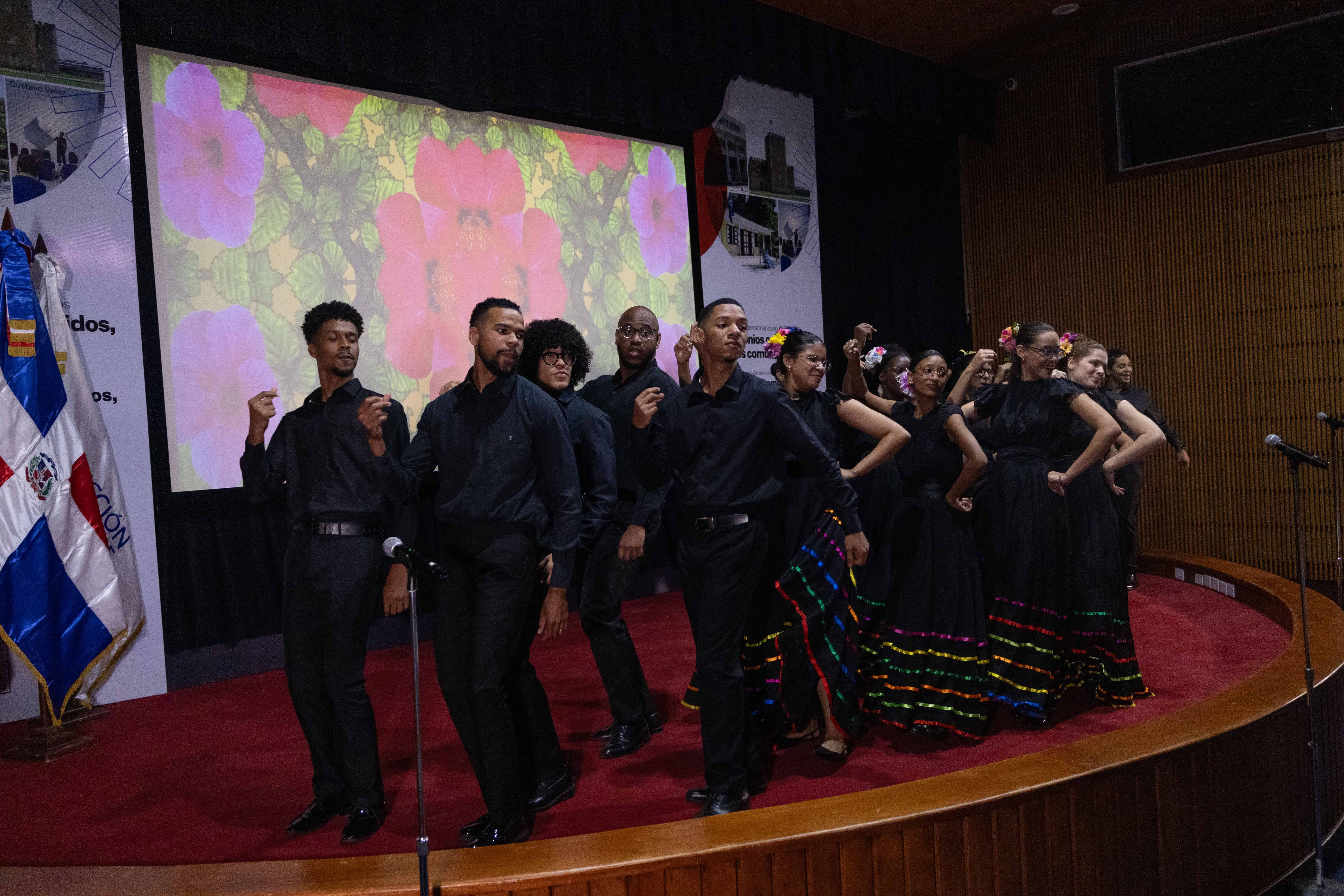 J&oacute;venes cantantes durante una expresi&oacute;n cultural en el evento.