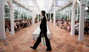 Adolfo Dom&iacute;nguez rejuvenece en la Madrid Fashion Week con experimentaci&oacute;n y moda urbana