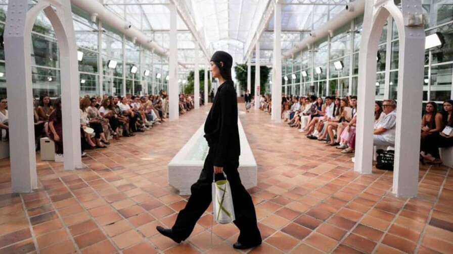 Adolfo Dom&iacute;nguez rejuvenece en la Madrid Fashion Week con experimentaci&oacute;n y moda urbana