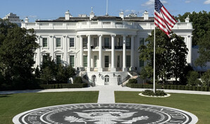 Trump construye un helipuerto de granito en el jardín de la Casa Blanca