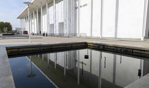 Trump dice que el Kennedy Center cerrar&aacute; tras negativa judicial a incluir su nombre