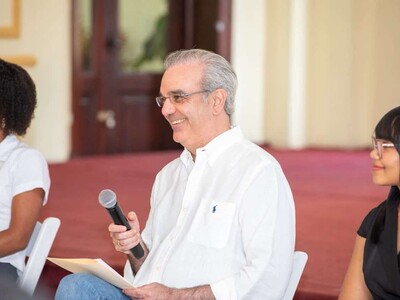 Luis Abinader dialoga con 450 estudiantes en San Cristóbal
