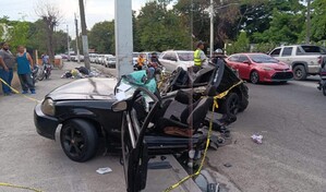 Mujer muere y hombre resulta herido tras veh&iacute;culo impactar poste el&eacute;ctrico en Santiago