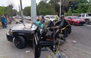 Mujer muere y hombre resulta herido tras vehículo impactar poste eléctrico en Santiago