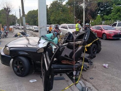 Mujer muere y hombre herido tras choque contra poste eléctrico en santiago