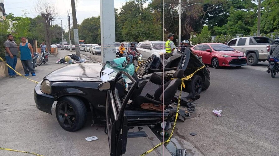 Mujer muere y hombre resulta herido tras vehículo impactar poste eléctrico en Santiago Mujer muere y hombre resulta herido tras vehículo impactar poste eléctrico en Santiago