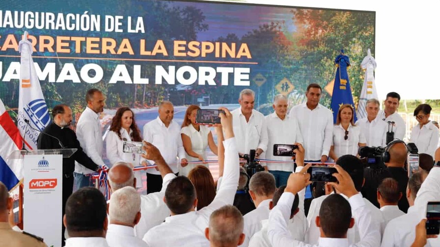 Presidente Abinader entrega rehabilitada carretera Las Espinas- Jamao al Norte