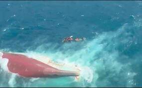 Seis muertos y m&aacute;s de 129 desaparecidos tras volcar un ferri en Indonesia