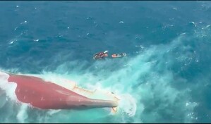 Seis muertos y m&aacute;s de 129 desaparecidos tras volcar un ferri en Indonesia