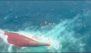 Seis muertos y m&aacute;s de 129 desaparecidos tras volcar un ferri en Indonesia