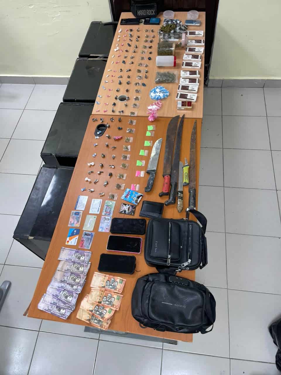 Parte del material incautado por los agentes policiales