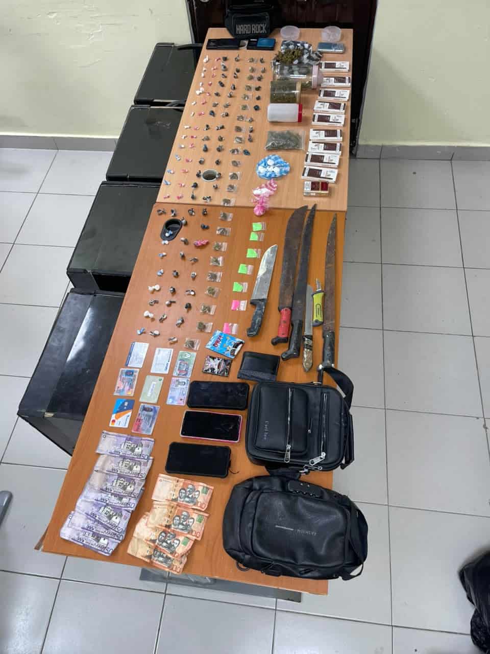 Parte del material incautado por los agentes policiales