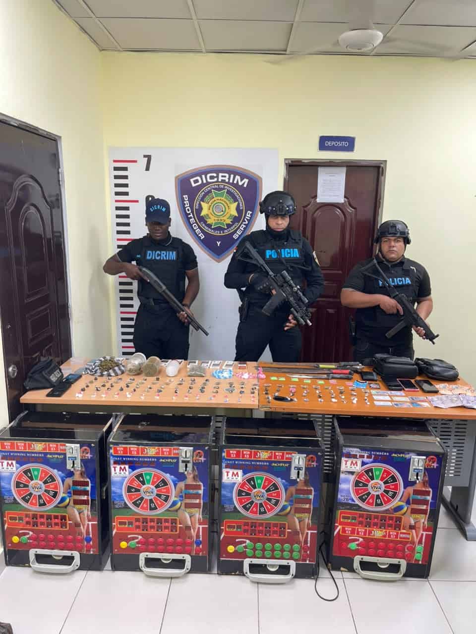 Parte del material incautado por los agentes policiales