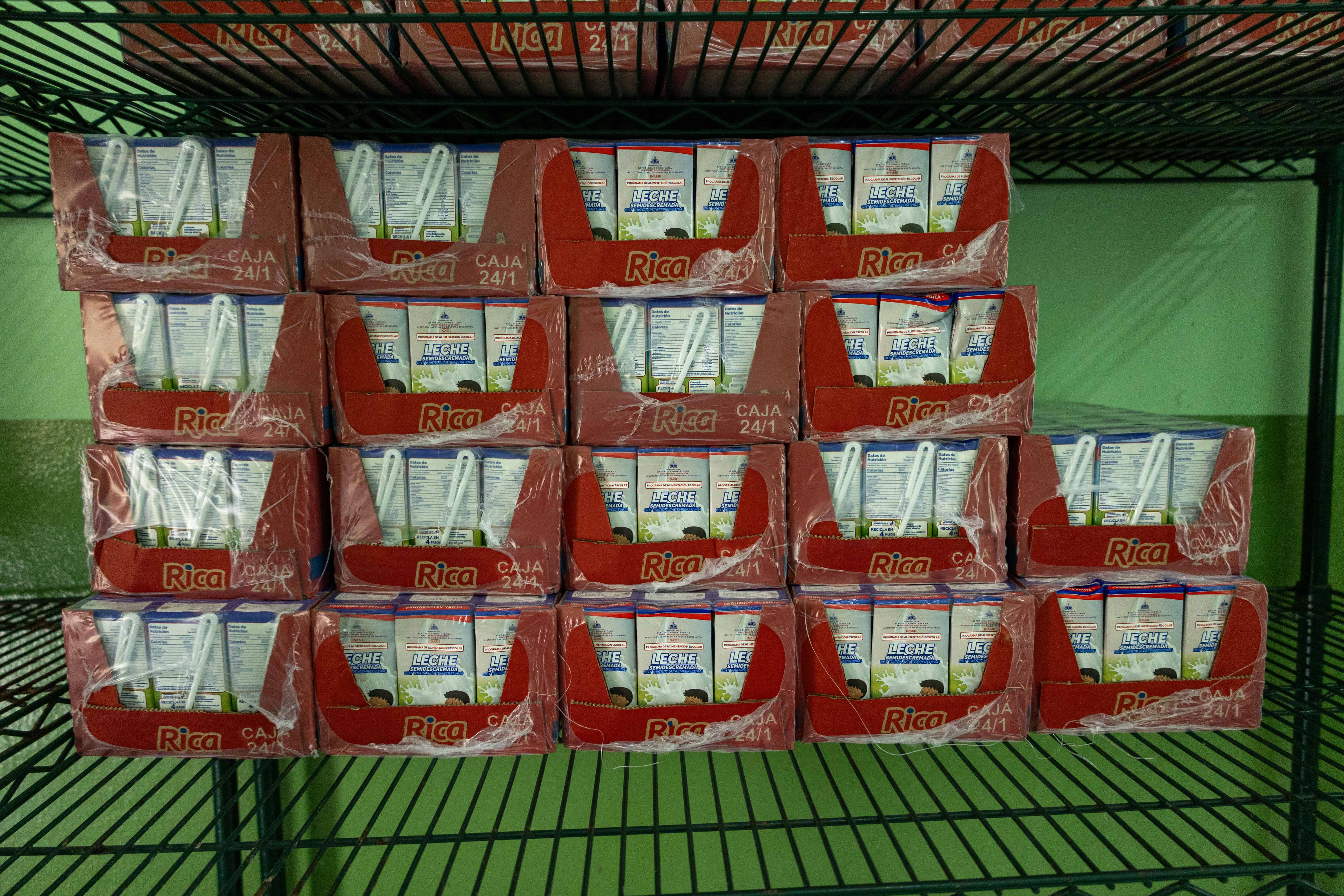LA leche que se almacena para una semana de desayuno escolar.