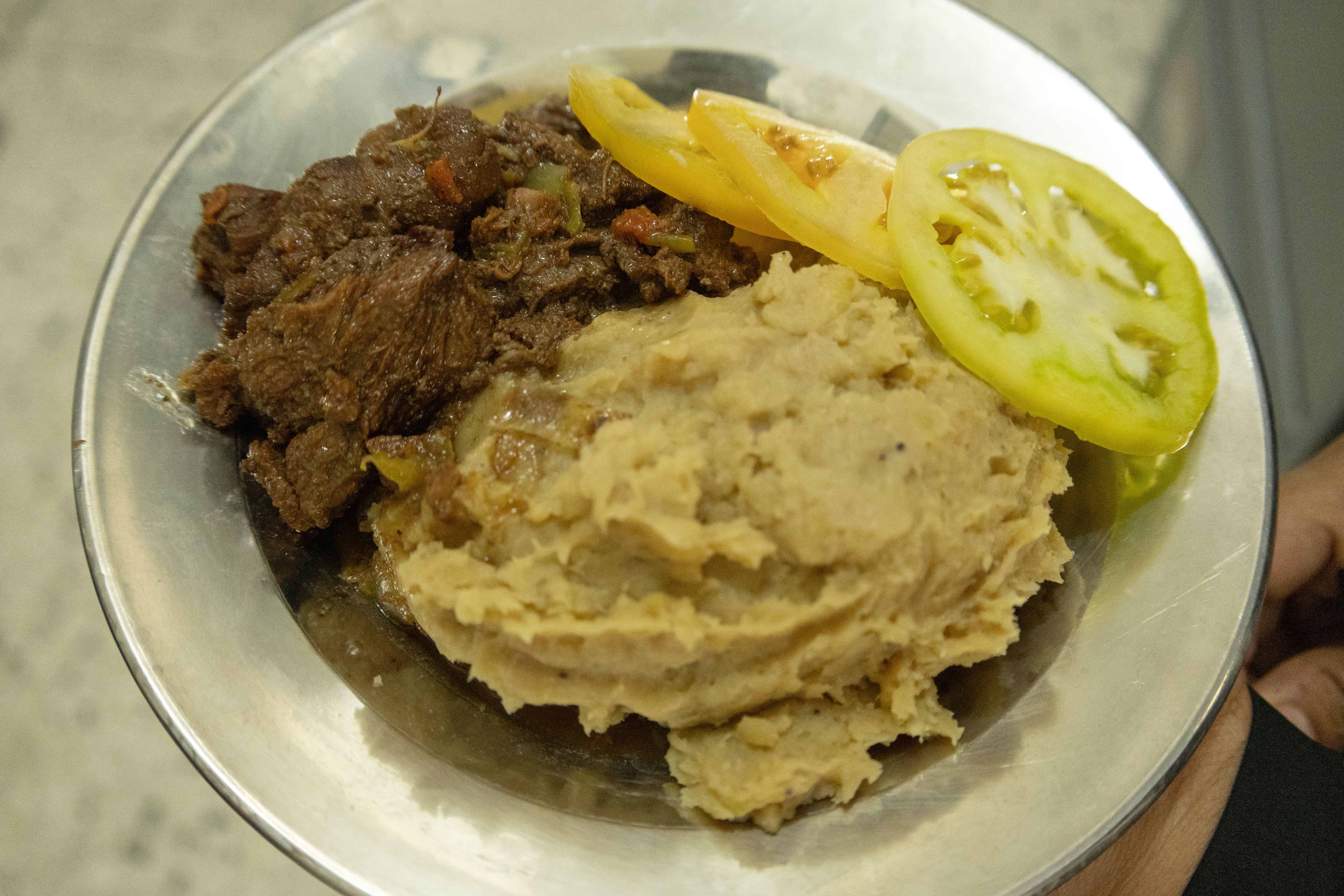 El almuerzo que se sirvió el miércoles de la tercera semana escolar en la escuela María Trinidad Sánchez en SDN.