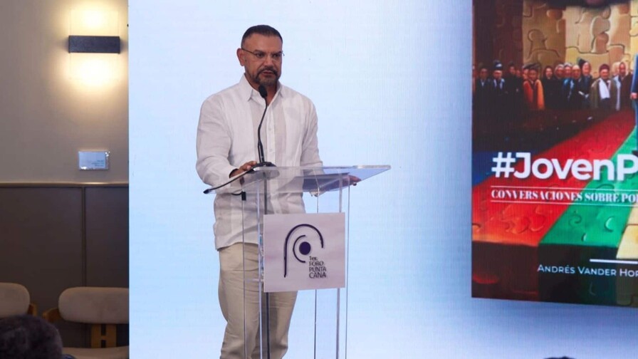 Andrés Vander Horst (hijo) pone en circulación #JovenPolítico en Foro Punta Cana Andrés Vander Horst (hijo) pone en circulación #JovenPolítico en Foro Punta Cana