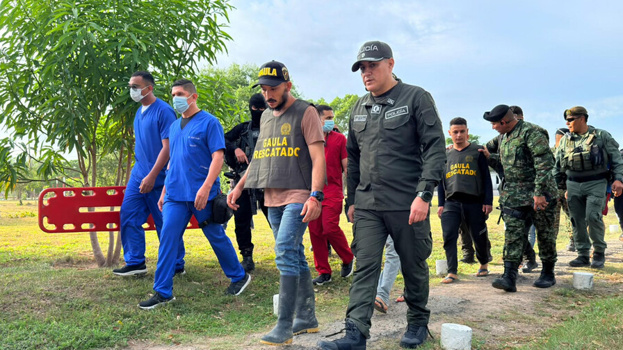 Colombia rescata a ocho personas secuestradas por el ELN en la región del Catatumbo Colombia rescata a ocho personas secuestradas por el ELN en la región del Catatumbo