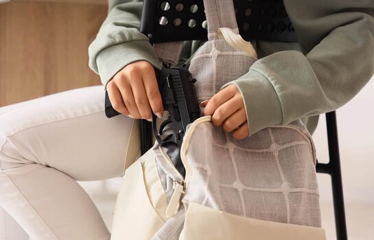 Dos estudiantes de NY enfrentan cargos tras hallar armas cargadas dentro de sus mochilas