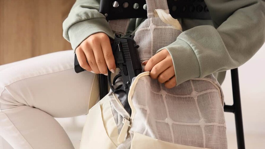 Dos estudiantes de NY enfrentan cargos tras hallar armas cargadas dentro de sus mochilas