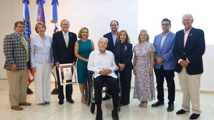 El Instituto Cultural Domínico Americano reconoce a Arthur E. Valdez El Instituto Cultural Domínico Americano reconoce a Arthur E. Valdez