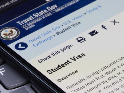 Juez suspende entrada en vigor de límites para visa de estudiantes