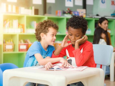 Relación entre el regreso a clases, neumonía y vacunación
